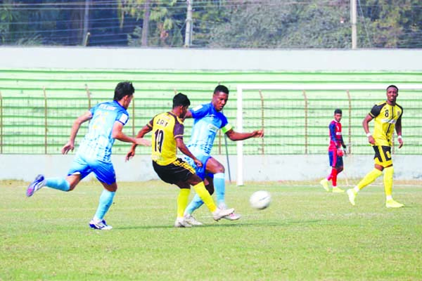 A moment of the Bangladesh Premier League Football match between Saif Sporting Club Limited and Chittagong Abahani Limited at Rafiq Uddin Bhuiyan Stadium in Mymensingh on Sunday. The match ended in a 2-2 draw.