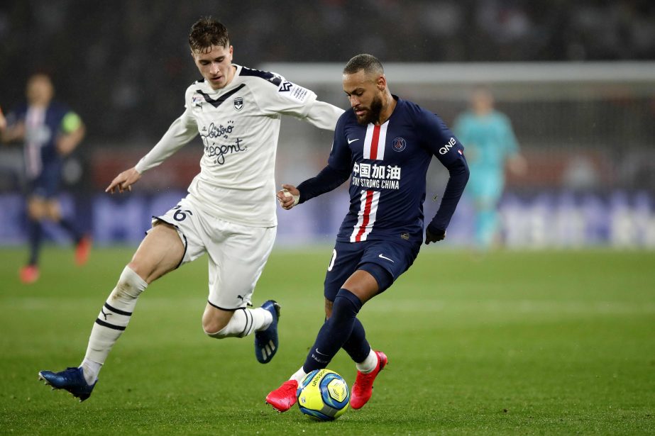 PSG's Neymar (right) fights for the ball with Bordeaux's Toma Basic during the French League One soccer match between Paris-Saint-Germain (PSG) and Bordeaux at the Parc des Princes stadium in Paris on Sunday.