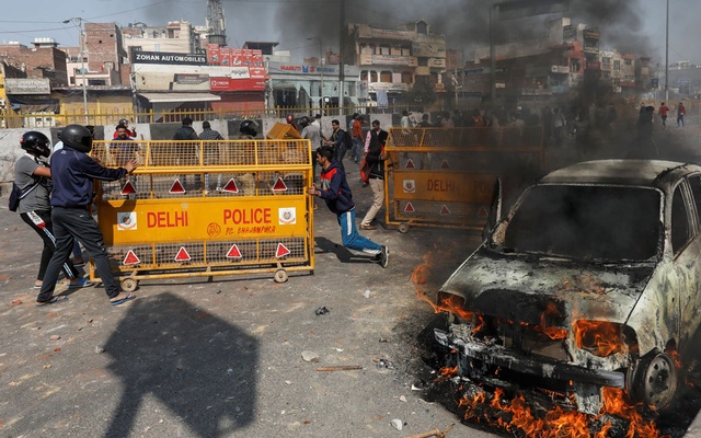 People supporting a new citizenship law push police barricades during a clash with those opposing the law in New Delhi India, Feb 24, 2020. REUTERSDanish Siddiqui