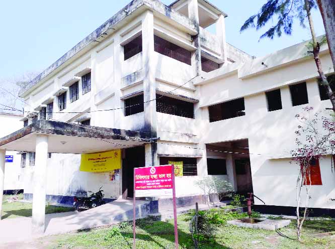 BAMNA(Barguna): Bamna Upazila Health Complex has turned into an abandon place due to manpower shortage and other facilities after ten years of its inauguration. This snap was taken yesterday.