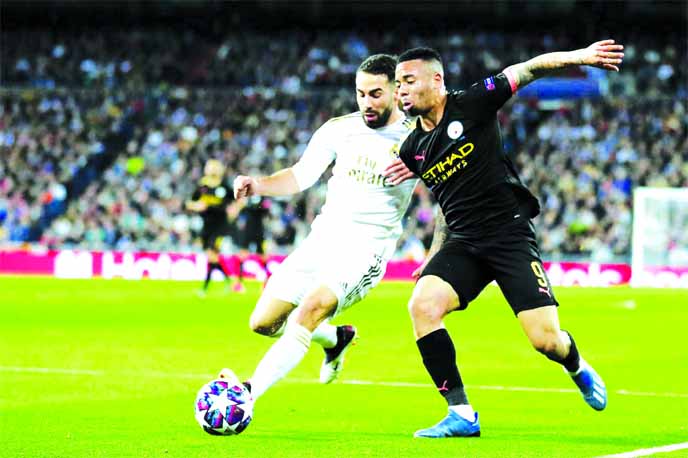 Real Madrid's Dani Carvajal (left) duels for the ball with Manchester City's Gabriel Jesus during the Champions League, round of 16, first leg soccer match between Real Madrid and Manchester City at the Santiago Bernabeu stadium in Madrid of Spain on W