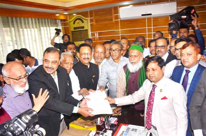 Awami League nominated mayoral candidate Reazaul Karim Chowdhury submitting his nomination paper at the Regional Election Office in Chattogram on Thursday.