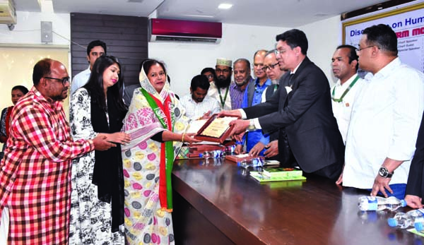 Chief Adviser of Center for Human Rights Movement (CHRM) Belayet Hossain presenting citation to one Mahbuba Begum at a discussion on 'Worldwide Human Rights Violation' and 'CHRM's Ratnagarva Ma Padak' distribution ceremony at the Jatiya Press Club
