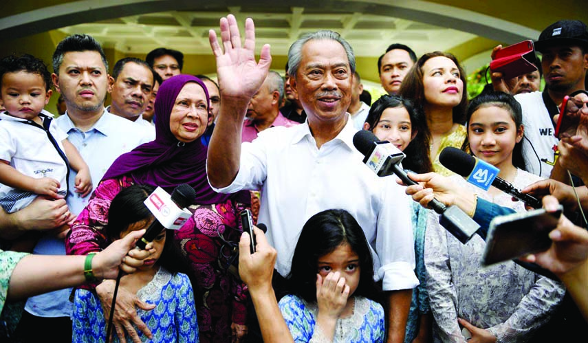 Malaysia's next prime minister Muhyiddin Yassin and his family wave to the press outside his home in Kuala Lumpur on February 29. Internet photo