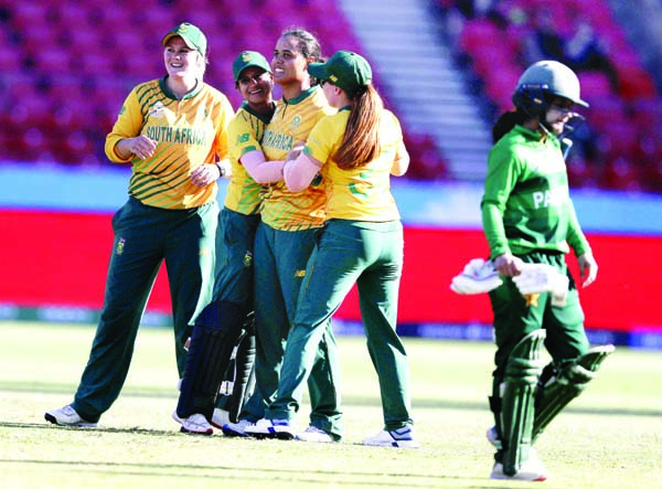 South Africa's Chloe Tryon (center) celebrates with teammates after running out Pakistan's Javeria Khan (right) during their ICC Women's T20 World Cup cricket match in Sydney on Sunday.