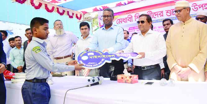 JAMALPUR: Mirza Azam MP, Organising Secretary , Bangladesh Awami League and Chairman of the Parliamentary Standing Committee on Textiles and Jute Ministry distributing keys of bicycles among the meritorious students at Shaheed Minar premises in Balijur