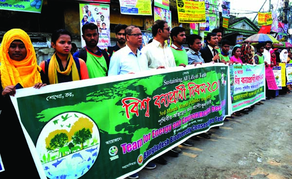 BOGURA: Bangladesh Biodiversity Conservation Federation, Bogura District Unit formed a human chain at Satmatha Point marking the World Wildlife Day on Tuesday.