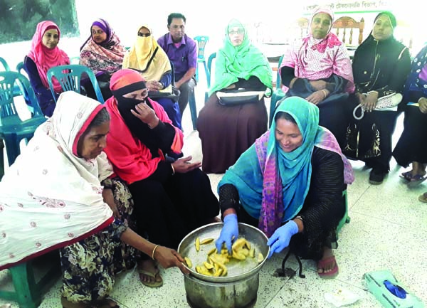 GAZIPUR: The Post-Harvest Technology Division (PHTD) of the Bangladesh Agricultural Research Institute (BARI) arranged a two-day farmers training on green mango processing and preservation at Aralia village in Kapasia Upazilla of Gazipur on Sunday.