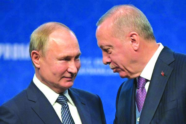Russian President Vladimir Putin (L) and Turkish President Recep Tayyip Erdogan (R) will try to ease tensions that have threatened to bring their two countries into direct contact.