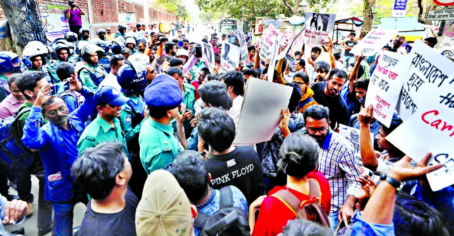 Police foiled a Bangladesh Chattra Front procession at Baridhara in Dhaka on its march towards the Indian High Commission on Thursday protesting the repression on Muslims in India.