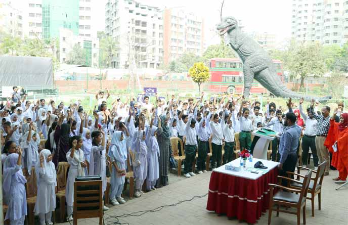 Students of the city's Twinkle Kids School at a rally organised on the occasion of climate conference by National Science and Technology Museum in front of the museum in the city on Wednesday with a call to reduce carbon and save life.