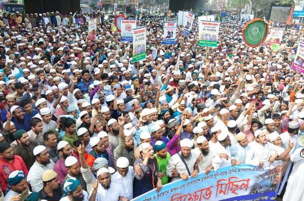 People brought out a procession on Friday at Circuit House premises protesting mass killing of Muslims in Delhi.