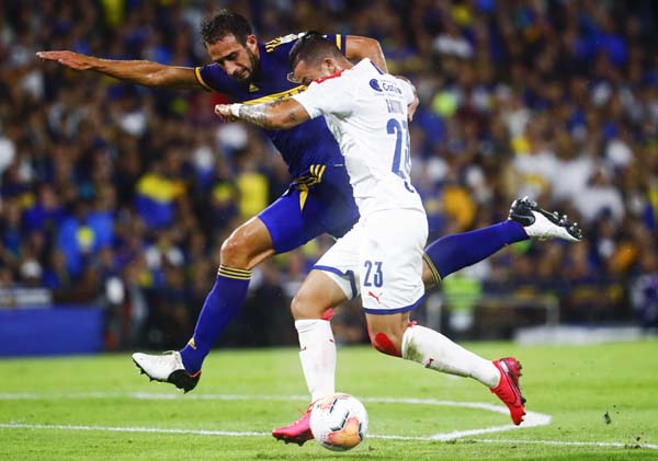 Leonardo Castro (right) of Colombia's Independiente Medellin fights for the ball with Carlos Izquierdoz of Argentina's Boca Juniors during a Copa Libertadores soccer match at La Bombonera stadium in Buenos Aires of Argentina