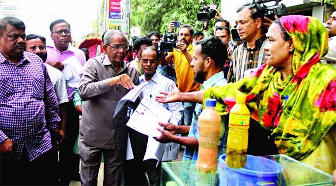 BNP Secretary General Mirza Fakhrul Islam Alamgir distributing Anti-coronavirus awareness build-up leaflets in city's Nayapaltan area on Thursday.
