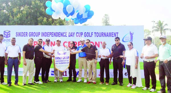 Quarter Master General of Bangladesh Army Lieutenant General Md Shamsul Haque inaugurating the Sikder Group Independence Day Cup Golf Tournament by releasing the balloons at the Kurmitola Golf Club in Dhaka Cantonment on Friday. The golf tournament was he