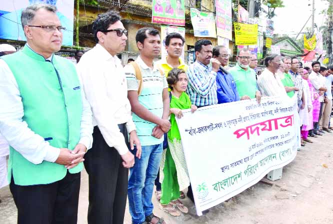 BOGURA: Union of Journalists, formed a human chain at Satmatha Point on Saturday demanding withdrawal of cases against 32 journalists under Digital Security Act.