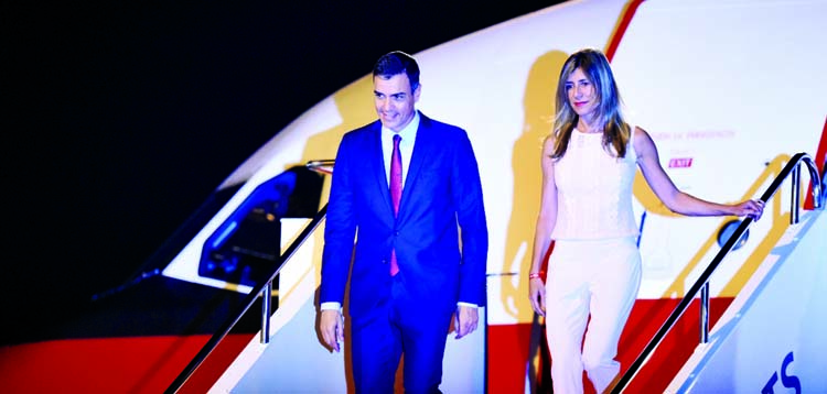 Spain's Prime Minister Pedro Sanchez and his wife Begona Sanchez arrive at Kansai airport in Izumisano city. Internet photo