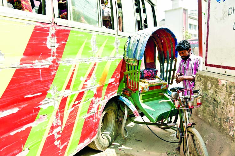 Reckless Drive: A rickshaw puller was inured after a bus knocked his rickshaw from behind in front of Jatiyo Press Club in Dhaka on Sunday.