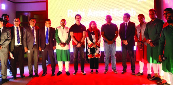 Mahatab Uddin Ahmed, CEO of Robi, poses for a photograph after inaugurating a cloud-based solution for SMEs, Robi Amar Hishab at a programme held at Chattogram Club in the port city recently. Md. Adil Hossain, Chief Enterprise Business Officer and high of