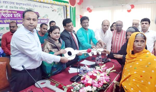 KISHOREGANJ: Syeda Zakia Noor Lipi MP handing over keys of houses among the homeless families in Kishoreganj Sadar in observance of the birth centenary of Father of the Nation Bangabandhu Sheikh Mujibur Rahman on Tuesday.