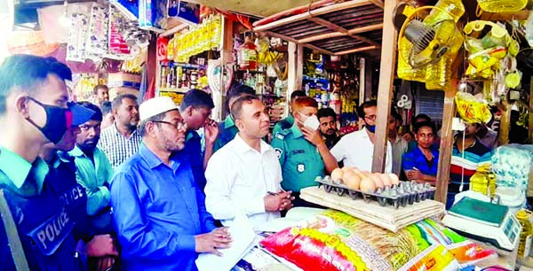 A Commerce Ministry market monitoring team visits a kitchen market at Uttara in Dhaka on Wednesday amid panic buying by consumers over coronavirus fear.