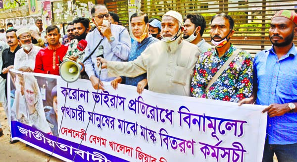 Jatiyatabadi Projanmo Dal formed a human chain in front of the Jatiya Press Club on Thursday before distributing masks among the passers-by to prevent coronavirus.
