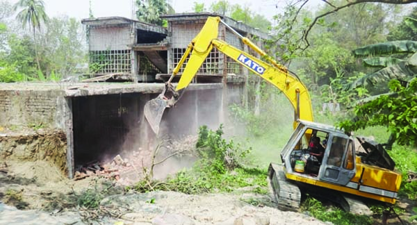 JHENAIDAH: Mobile Court evicted illegal structures at Katagari Bazar in Shailakupa Upazila in the district recently.