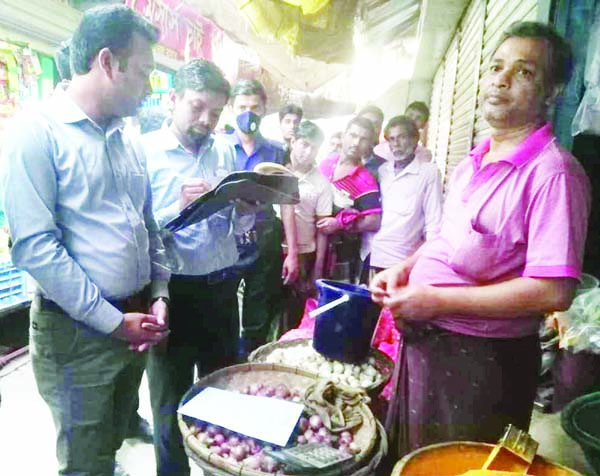 BANARIPARA (Barishal): Mobile court is being conducted in a local market at Banaripara yesterday.