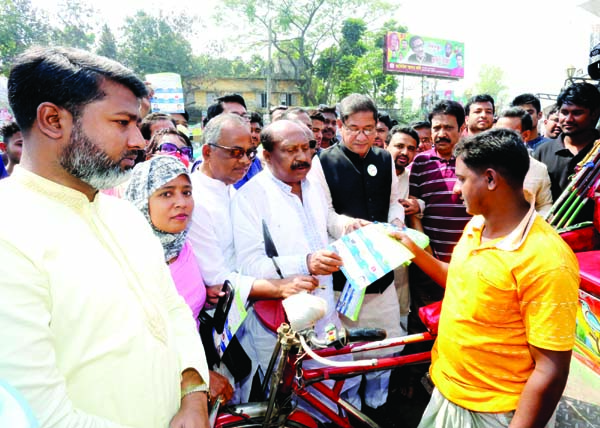 BOGURA: Local Awami League Leaders distributing leaflets to create awareness about coronavirus in bogura town yesterday.