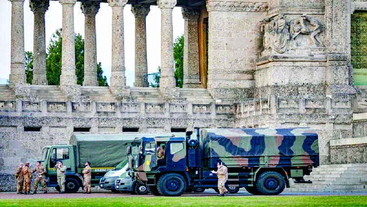 Italian military trucks and soldiers are seen by Bergamo's cemetery after the army was deployed to move coffins from the cemetery to neighbouring provinces, after the cemetery was overwhelmed by the scale of the coronavirus outbreak. Internet photo