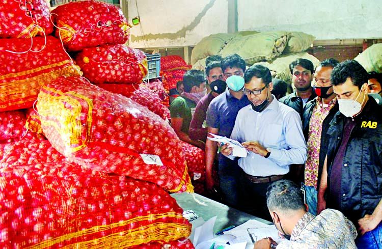 A RAB mobile court conducts raid at a wholesale onion store at Jatrabari in Dhaka on Saturday amid sudden rise in commodity prices.