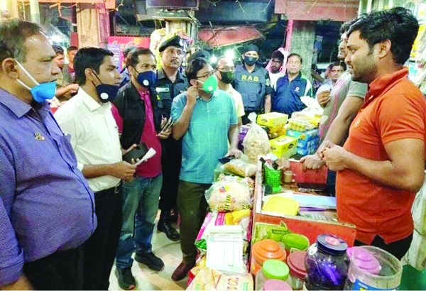 KISHOREGANJ: Officials of District administration and RAB conducting drive at Kachari Bazar kitchen market in Kishoreganj town to control essentials' price on Friday.