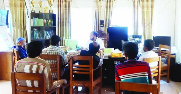 BETAGI (Barguna): An awareness buildup programme on coronavirus was arranged at Betagi UNO Office keeping distance with guests and media persons recently.