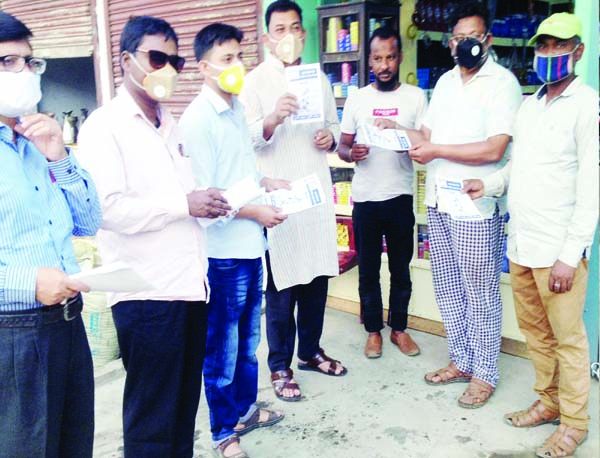 MADHUKHALI (Faridpur): Leaders of Maclhukhlai Press Club distributing leaflets on coronavirus awareness on Tuesday.