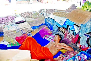 A vegetable vendor sleeping at his stall in the city's AGB colony on Saturday as buyers stay away owing to coronavirus scare.