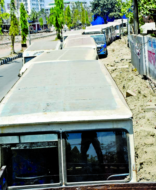 Following ten-day long holiday in all government and semi-government offices public transports kept in long queue. This photo was taken from city's Ganderia area on Sunday.