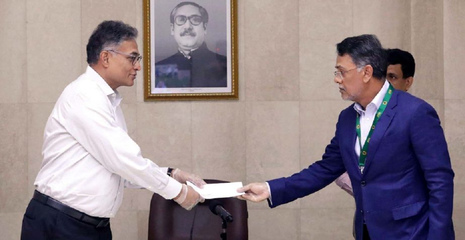 Md Farid Khan, Vice-Chairman of Summit Group of Companies, handing over a cheque of Tk 3cr to Dr Ahmad Kaikaus, Principal Secretary of the Prime Minister Sheikh Hasina, to help daily wage earners at the PM Office on Sunday.