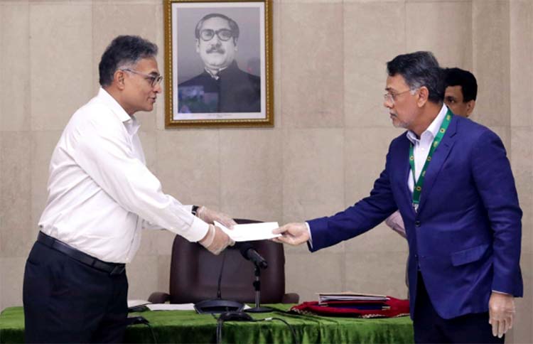 Vice-Chairman of Summit Group of Companies Md Farid Khan, handing over a cheque of Tk 3 Crore to the Principal Secretary to the Prime Minister Dr Ahmad Kaikaus at the Prime Minister's Office on Sunday to help daily wage earners.