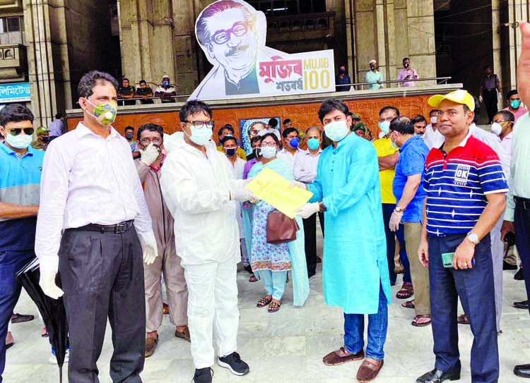 Mayor of Dhaka South City Corporation Sayeed Khokon handing over essentials for 500 families to its 26 No Ward Councilor Hashibur Rahman Manik at Nagar Bhaban on Thursday.