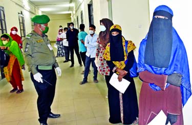 People throng to the Bangabandhu Sheikh Mujib Medical University Hospital (BSMMU) with coronavirus like symptoms on Thursday after the government introduces COVID-19 test facilities at the hospital.