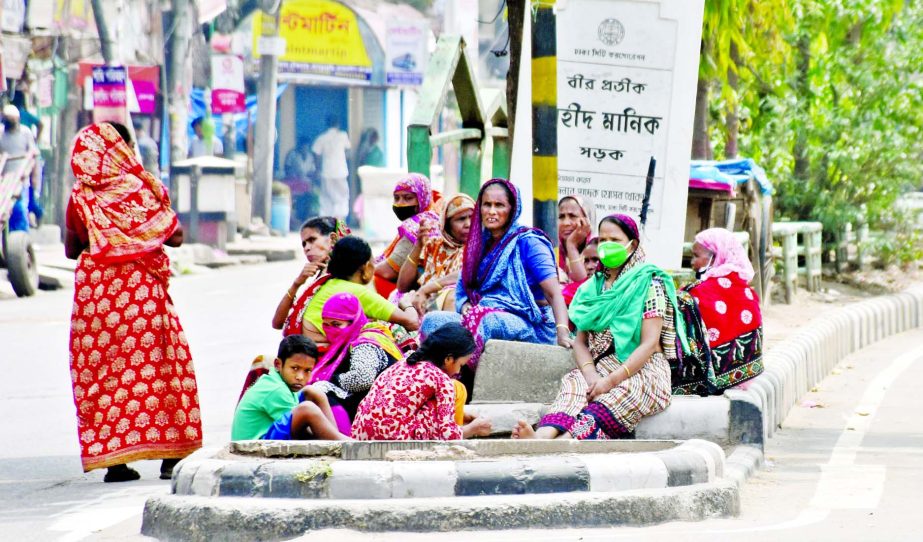 HUNGRY FACES CONTINUES TO GROW: Destitute women gather on a road divider in the capital's Fakirerpool area on Friday seeking food assistance defying social distancing guidelines amid the countrywide shutdown enforced to contain the spread of coronavirus.