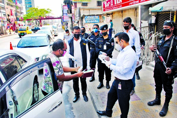 Members of RAB-3 conducted a drive through mobile court in the city's Malibag area on Tuesday to gather information about transports which were plying on the city streets defying ban.