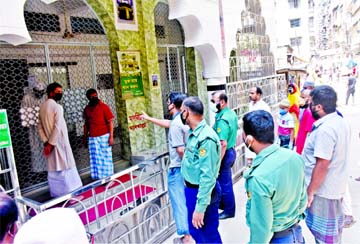 Local devotees locked in unwanted dispute centering number of devotees in Jum'a Prayers. Police later bring the situation under control. The snap was taken from Dalka Nagar Jame Masjid in the city's Gendaria yesterday.