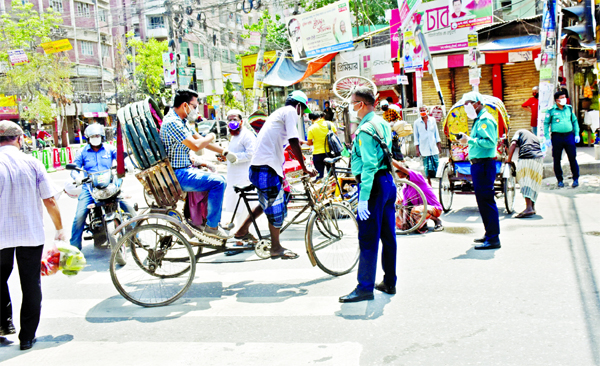 Police making frantic efforts to raise awareness among the commoners not to roam on the streets unnecessarily. The snap was taken from the city's Shantinagar area on Saturday.