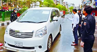 A RAB-10 mobile court conducts drive at the North-South Road in Dhaka on Wednesday amid violation of stay home order and social distancing protocol by the city dwellers during the ongoing shutdown.