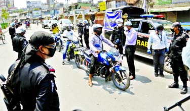 A RAB-10 mobile court slaps fines bikers for breaching lockdown rules in Dhaka on Sunday amid the fast-spreading coronavirus in the country.
