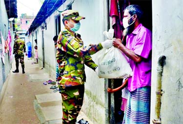 Army personnel distribute relief among the city dwellers who have been hit hard by the ongoing countrywide closures amid Covid-19 outbreak. ISPR photo