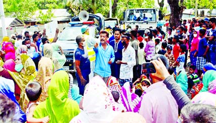 People blocked the road at Badarganj in Rangpur on Monday demanding emergency relief.