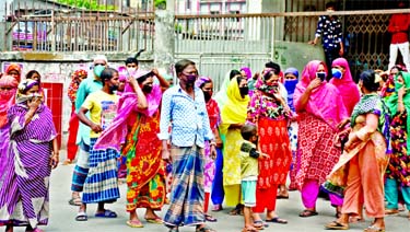 Poor people gather on a road at Gopibagh in Dhaka on Wednesday seeking relief goods as their food run short due to the ongoing shutdown.