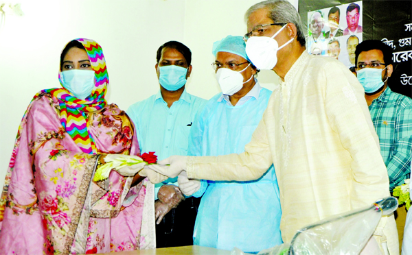 BNP Secretary General Mirza Fakhrul Islam Alamgir distributing Eid gifts among the family members of those who were disappeared and killed at the party Chairperson's Gulshan office in the city on Saturday.